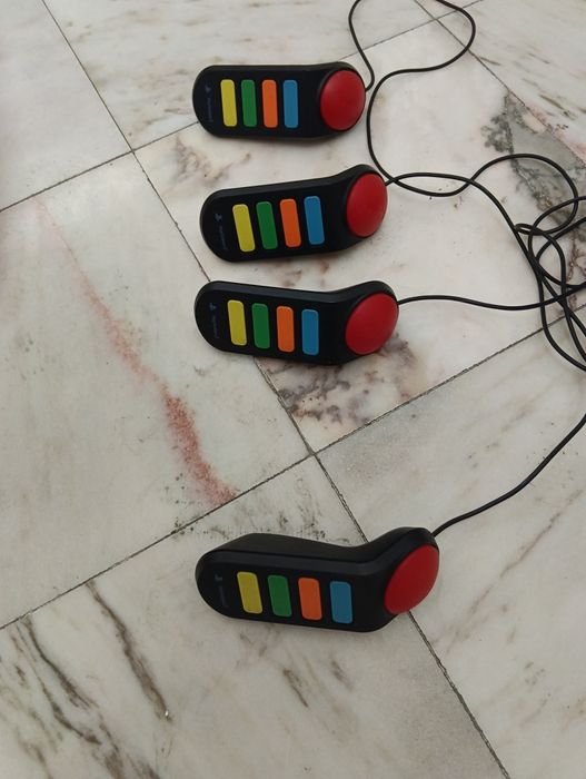 Conjunto de 4 Comandos Buzz! Buzzers Originais com Fio para PlayStation 2 (PS2)
