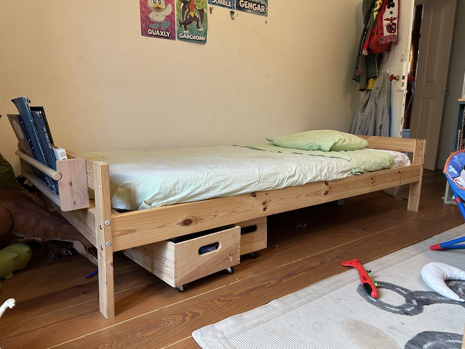 Cama solteiro em madeira