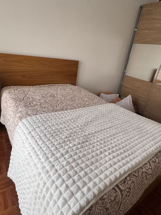 Cama de madeira com 2 gavetões + estrado e colchão (1,26x1,90)
