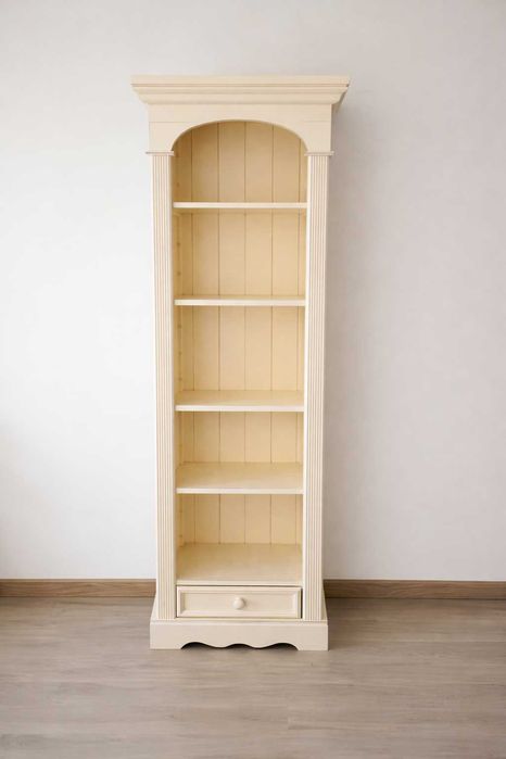 Drewniany Stylowy Regał - klasyka w kolorze ecru