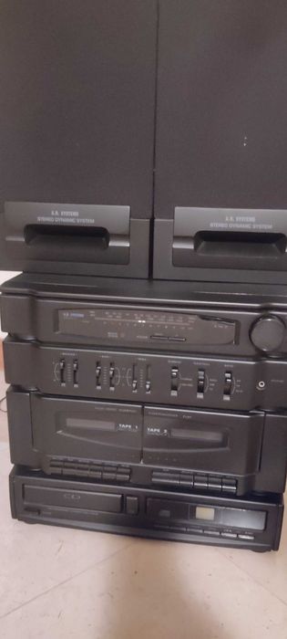 Aparelhagem antiga com leitor de cassetes e CDs da marca AR Systems