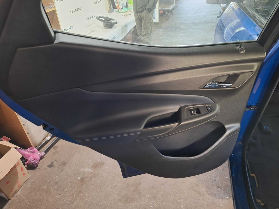 Обшивка дверей картки Chevrolet Bolt EUV 22-23