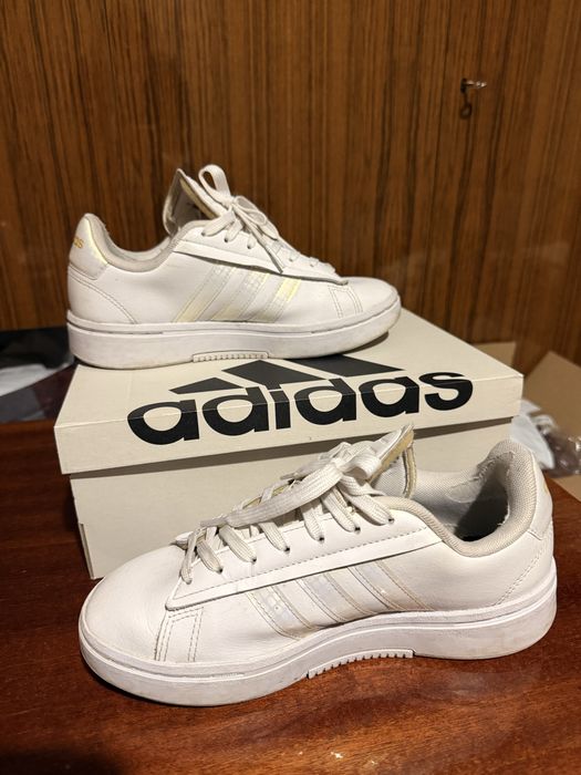 Жіночі кросівки адідас