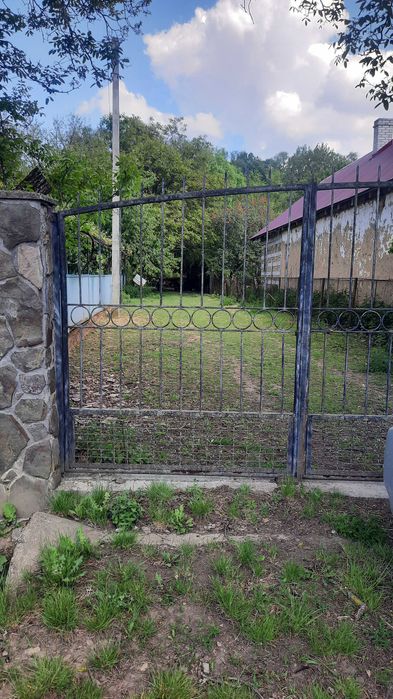 Будинок ,земельна ділянка.