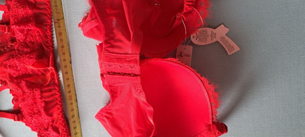 Biustonosz czerwony 70D nowy