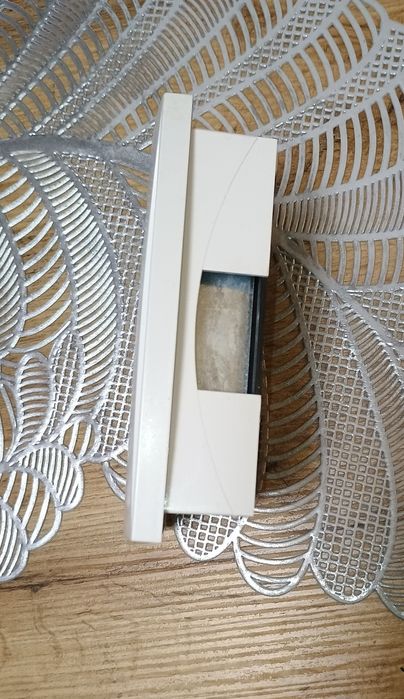 Uzywany, biały dzwonek do drzwi mieszkania. Prosty i elegancki design