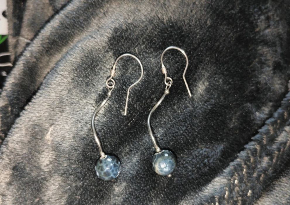 Eleganckie Kolczyki na Biglu z Marmurkowymi Koralikami