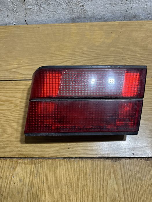 Задний правый / Левый фонарь в крышку багажника БМВ Е34 BMW E34 HELLA