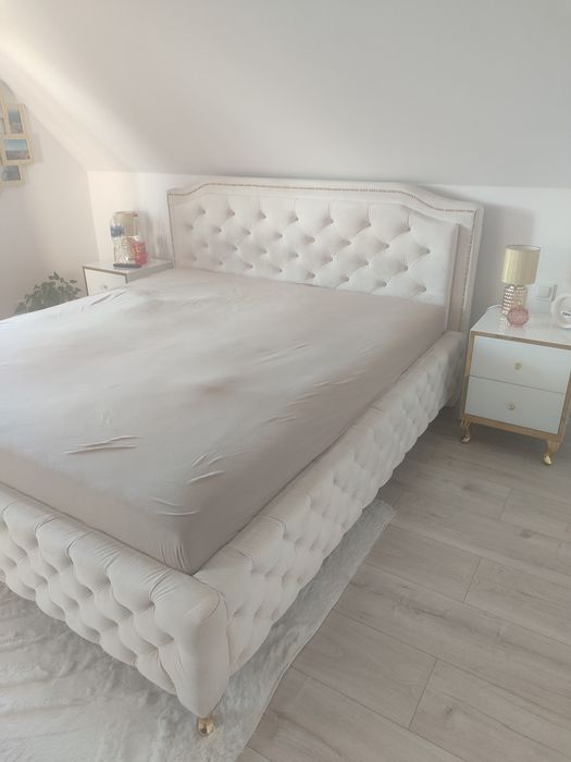 Piękne welurowe łóżko do sypialni zdobione