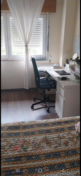 QUARTO grande com  despesas incluídas 450€   autocarro á porta e  a 5 minutos do COMBOIO.
