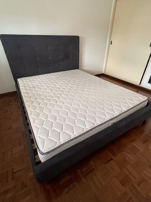 Cama de casal estofada com colchão (160x200).