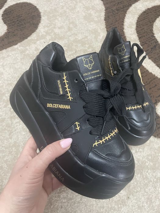 Жіночі кросівки весна