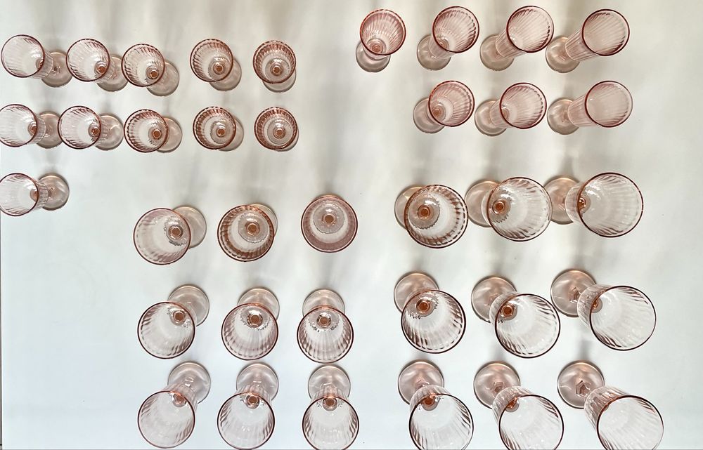 Conjunto de 36 copos antigos em vidro rosado – elegância vintage