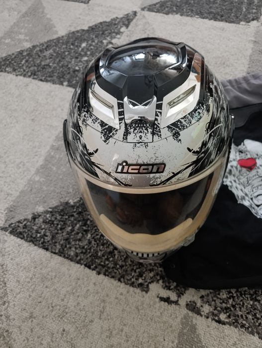 Capacete ICON Alliance SSR com o grafismo Speedfreak