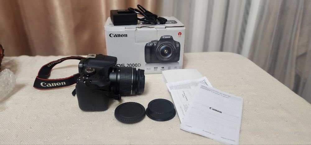 Фотоапарат Canon EOS 2000D