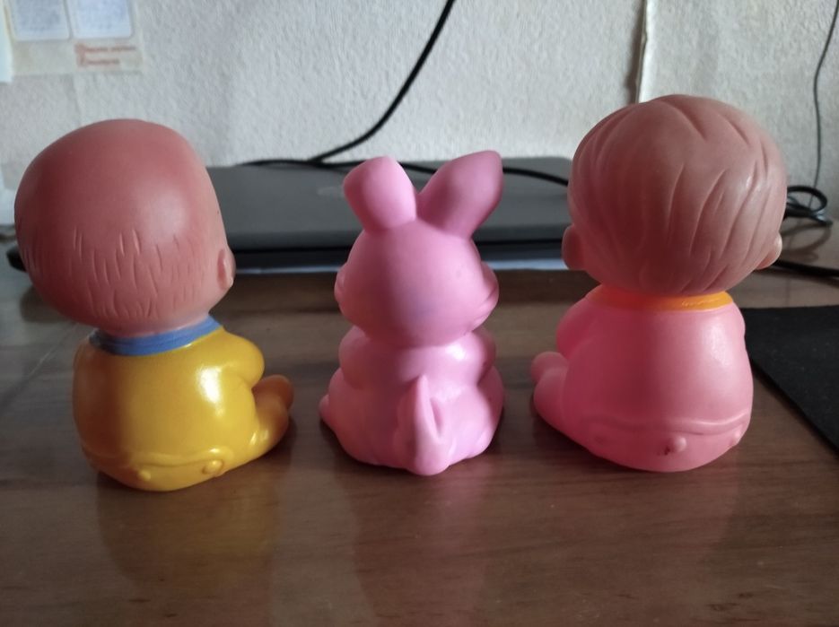 игрушки разные, резиновые и мягкие