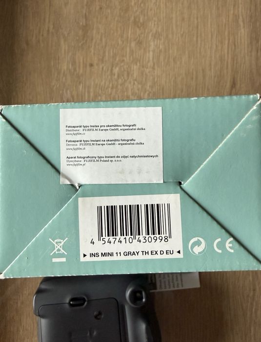 Instax mini 11 + є шкірянйи чохол є окремо