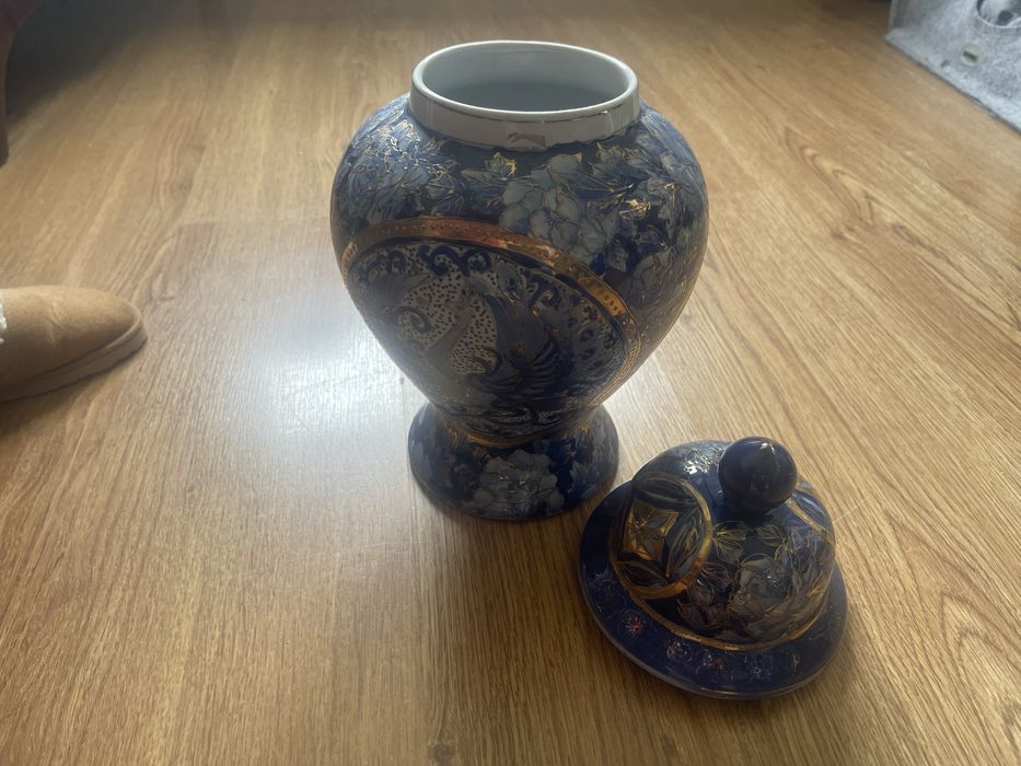 Pote Decorativo em Cerâmica Azul com Detalhes Dourados Elegantes