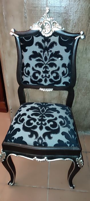 Cadeiras prateadas a folha e estofadas a damasco