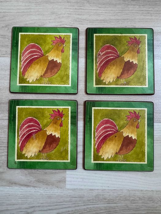 Cztery podkładki pod kubki z rysunkiem koguta