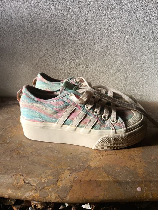 Tênis Adidas plataforma Nizza