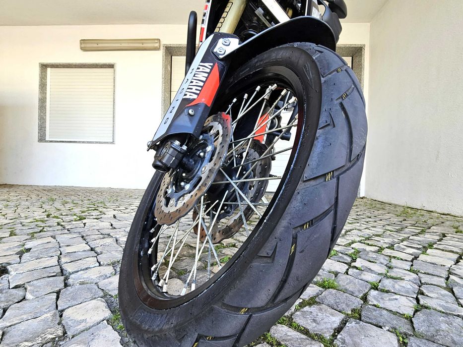 Yamaha Tenere 700 com Top Case e livro de revisões carimbado