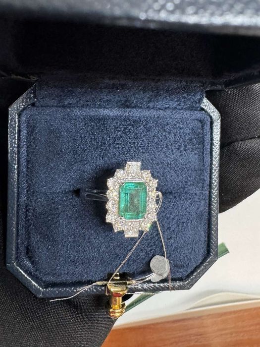 Розкішний, класичний, золотий перстень з діамантами 0,77 кт та смарагд 1,59 кт, повний комплект, є сертифікат,можлива пам'ятна гравіровка