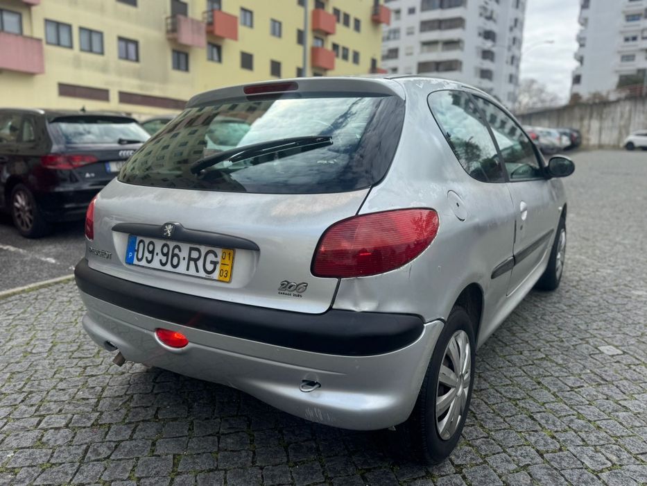 Peugeot 206 1.1 gasolina 5 lugares ano 2001  em bom estado geral.