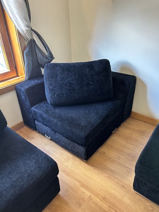 sofá preto de três lugares