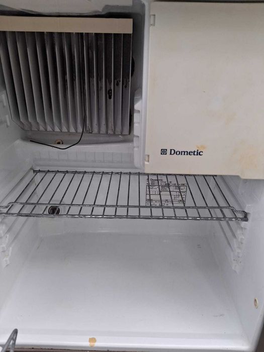 Frigorífico Dometic tri-valente (12V / 220V / Gás) para Caravana/Autocaravana