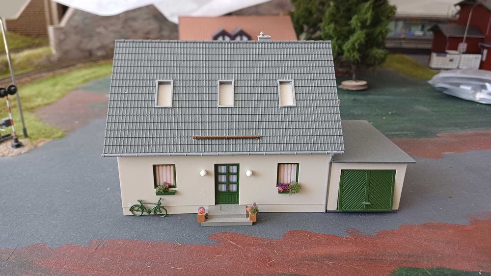 Dom wolnostojący z garażem Auhagen 11454 H0 skala 1:87