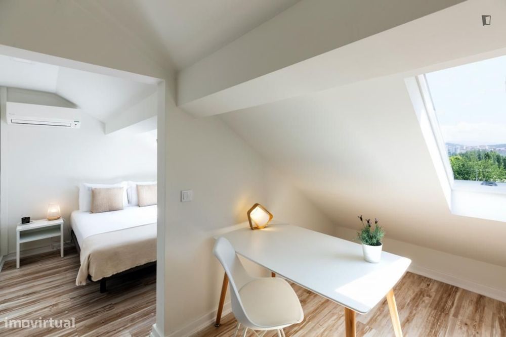 Quarto - localizado em Baixa de Santa Clara Coimbra
