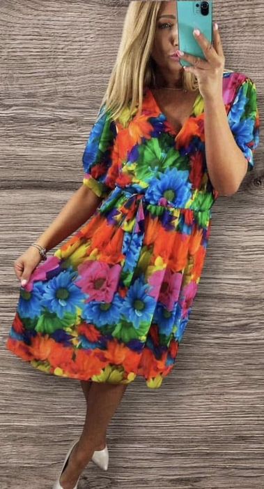 Sukienka w kwiaty z dekoltem