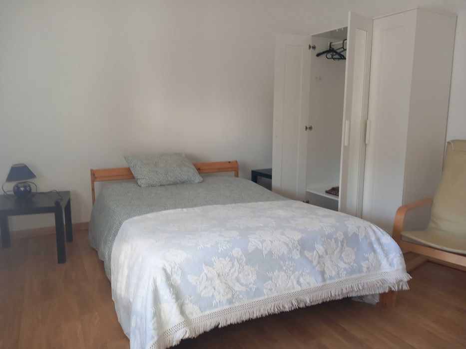 Quarto Amplo Individual em Almada em Vale Fetal