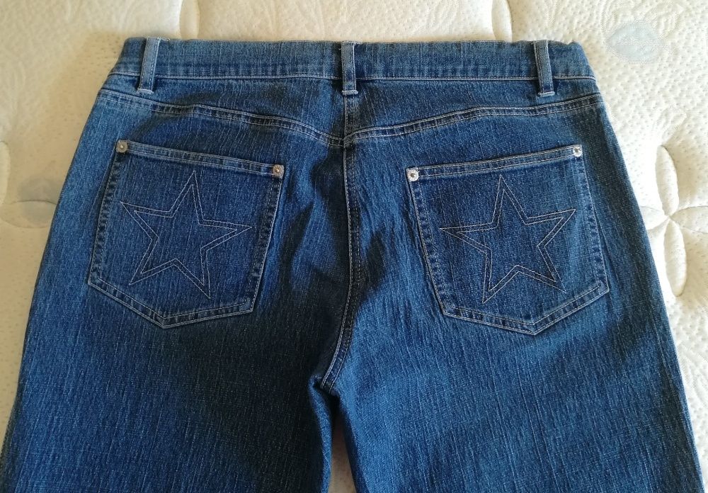 Calças e camisa de grávida