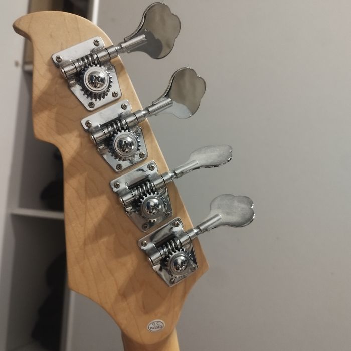 Gitara basowa że wzmacniaczem