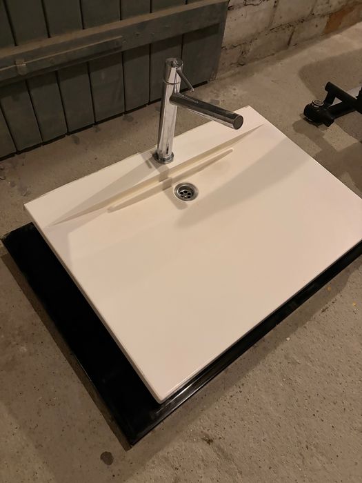 Umywalka z baterią i blatem