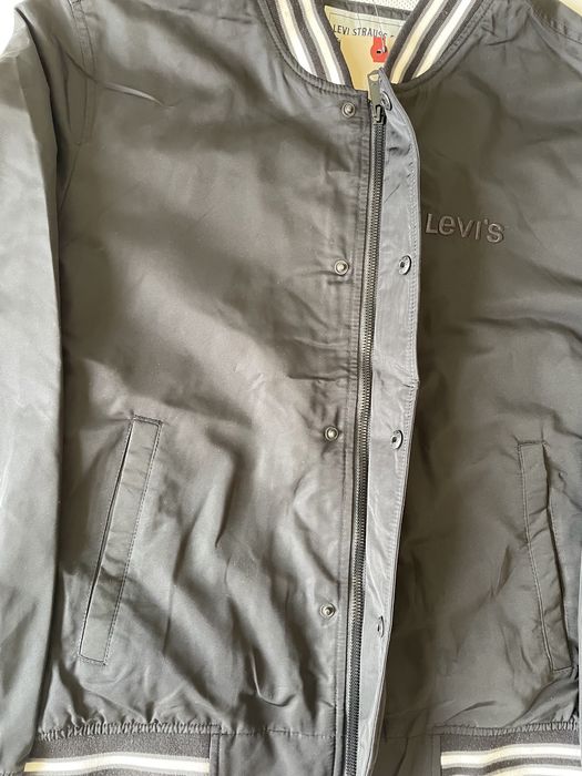 Бомбер чорний levis