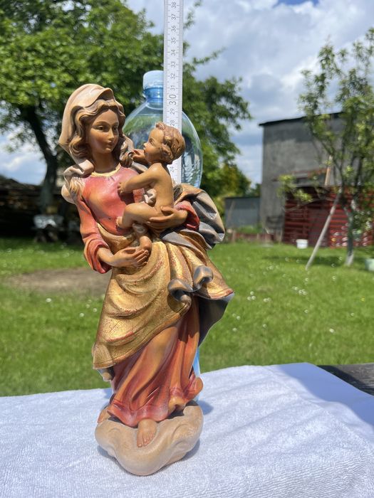 Drewniana rzezba matka boska