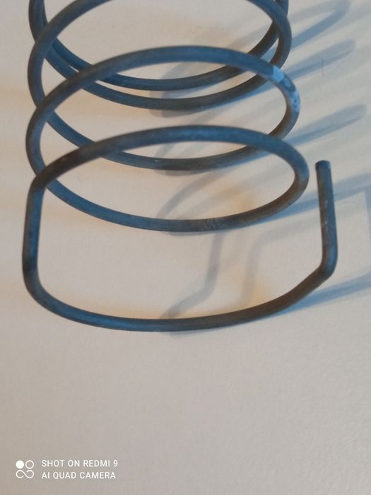 Пружина с выемкой.