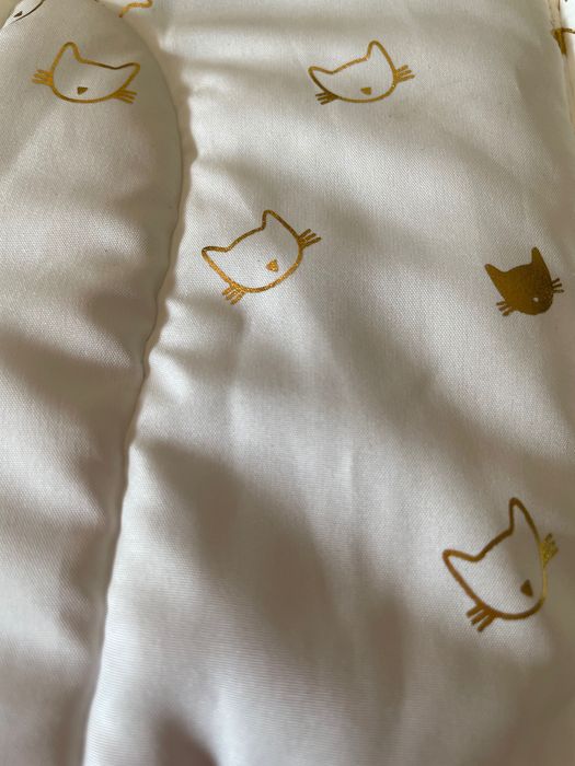 Blusão cru acolchoado para menina 18 meses com gatinhos dourados