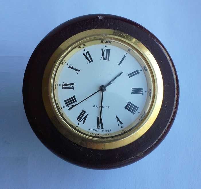 Relógio com base em madeira