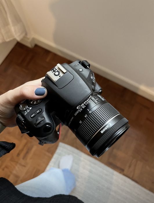 Máquina fotográfica 2000d64551693636353120