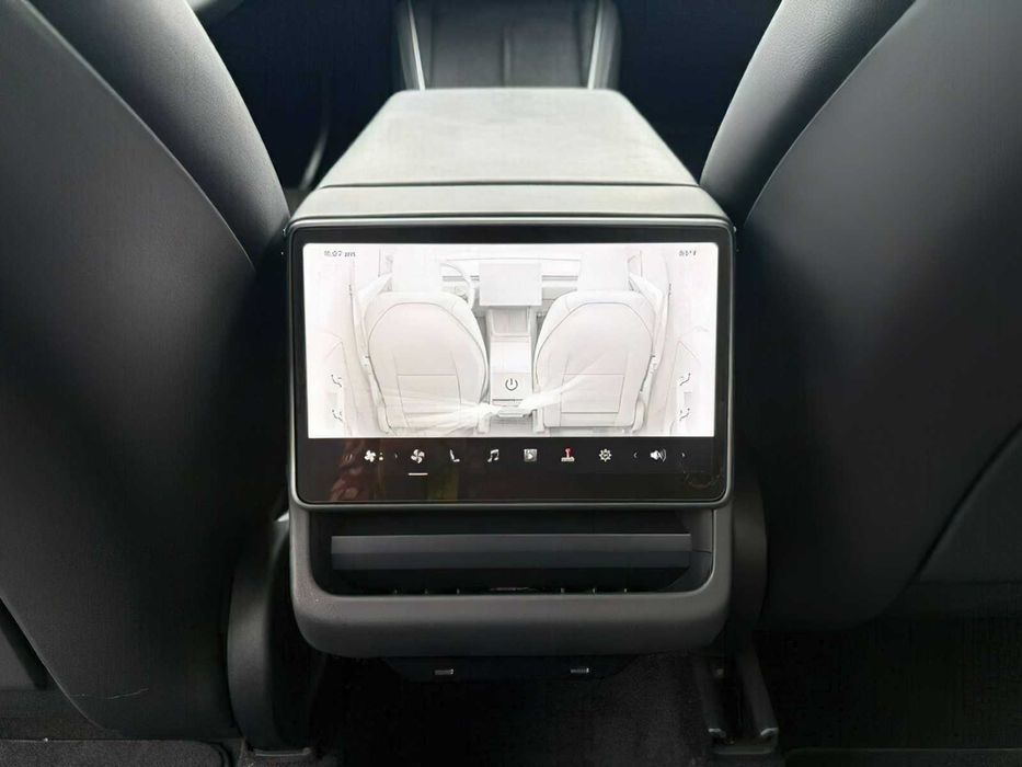 Tesla Model Y      2026