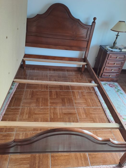 Mobília de quarto (cama e colchão, duas mesas de cabeceira e cómoda)