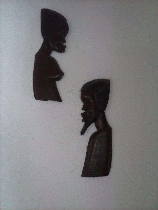 Duas estatuetas antigas