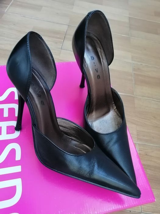Sapatos elegantes todos em pele na cor preta