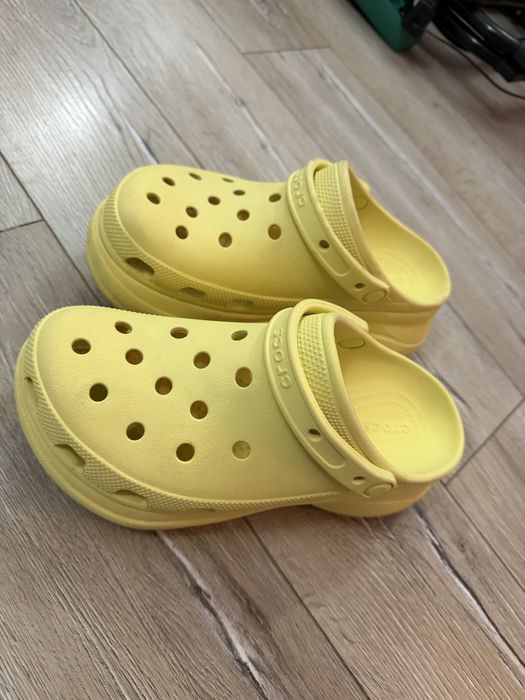 Żółte crocs wysokie