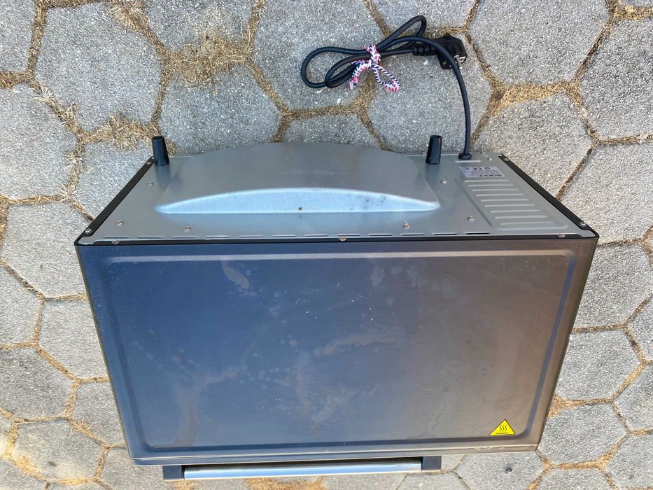 Forno pequeno em bom estado.