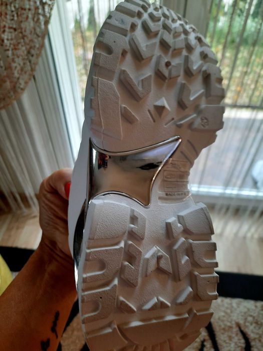 Sneakersy  damskie  białe  nowe  38